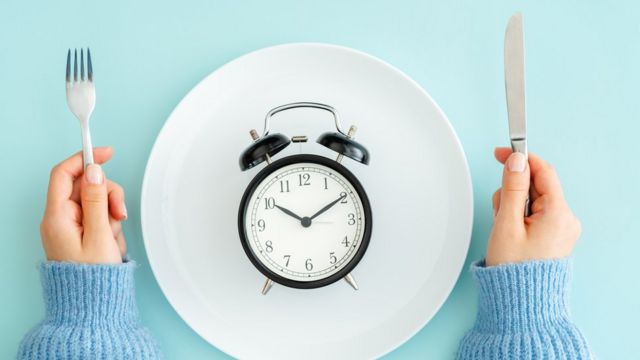 Un reloj servido en un plato.