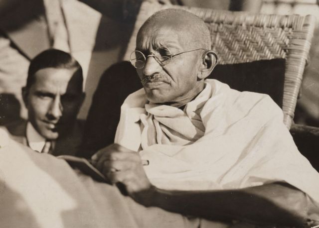 মোহনদাস করমচাঁদ গান্ধী, ভারতের স্বাধীনতার জনক।
