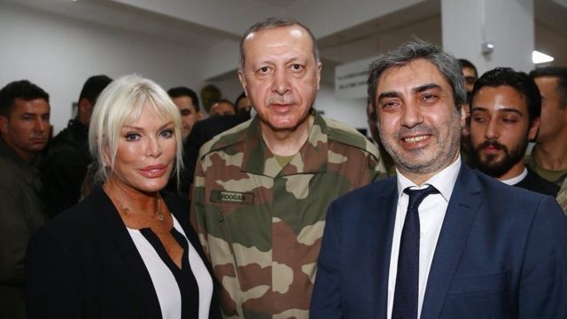 آژدا پکان (چپ) در کنار رجب طیب اردوغان