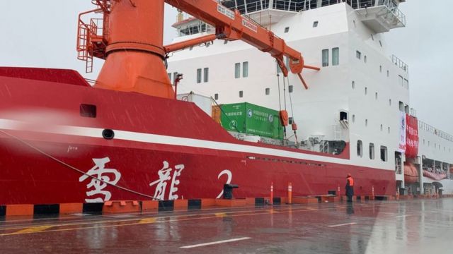Çin'in ilk kutup buzkırıcı gemisi Xuelong 2, Şangay Limanı'nda sefere hazırlanırken.