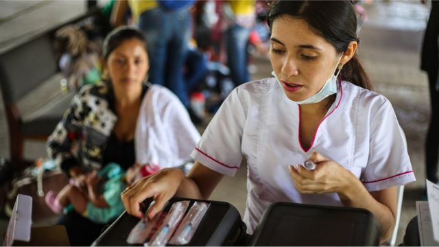 enfermeira organiza vacinas