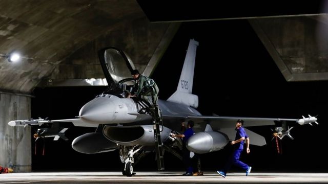 台湾花莲空军基地内，台湾空军一架F-16v战机准备执行夜间起飞任务（2022年8月17日）。