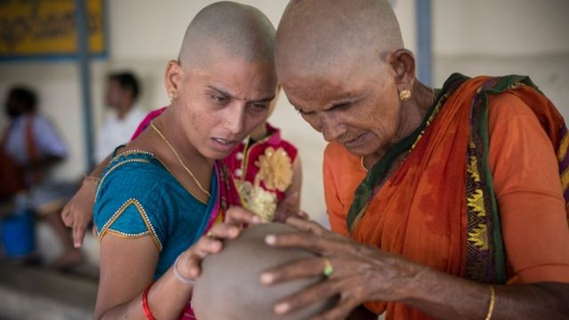 तमिलनाडु के तिरूथतानी में बड़ी संख्या में महिलाएं अपनी मन्नत पूरी हो जाने के बाद मुण्डन कराती हैं.