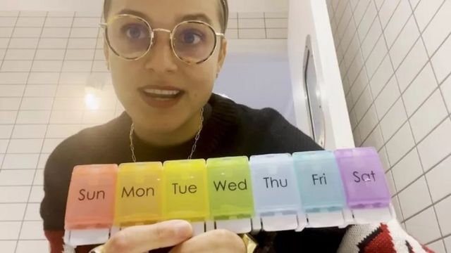 Rosie mostrando tabela de sua medicação diária