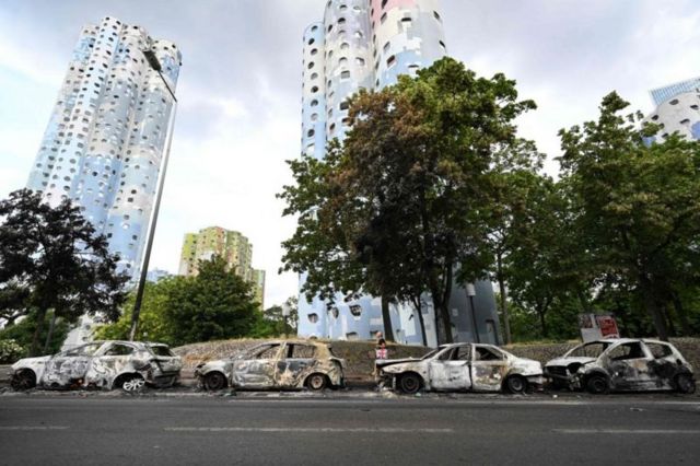 Carcaças de carros incendiados em Nanterre, França