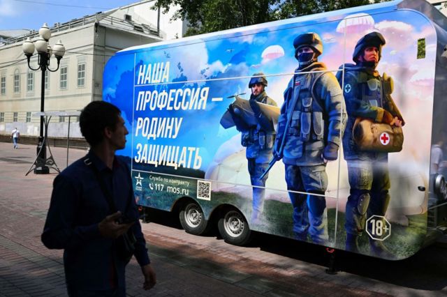 Un autobús con propaganda de reclutamiento en Rusia