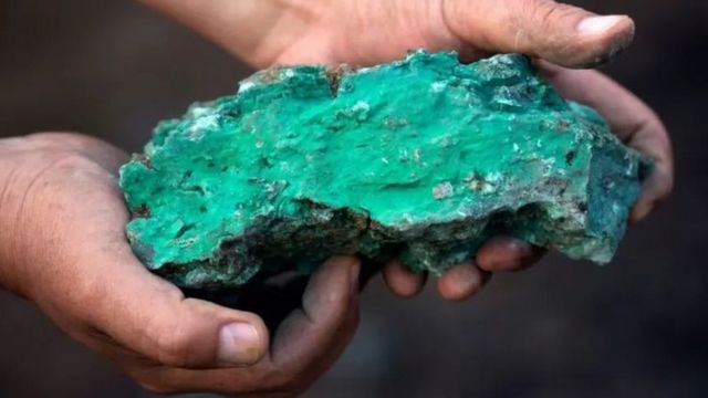 கோபால்ட் நீல தங்கம் என்றும் அழைக்கப்படுகிறது