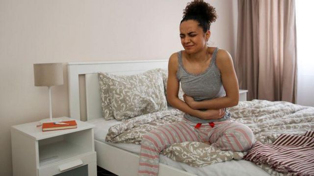 Mulher com incômodo na barriga