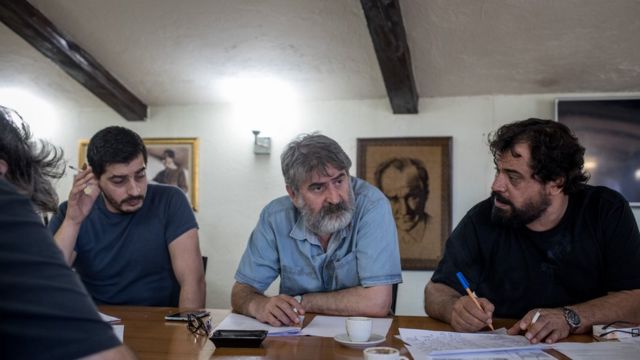 Cumhuriyet Sorumlu Yazı İşleri Müdürü Faruk Eren (ortada) "Tüm bu belaların önemli bir nedeninin de antidemokratik yönetim anlayışı olduğuna inanıyorum" diyor