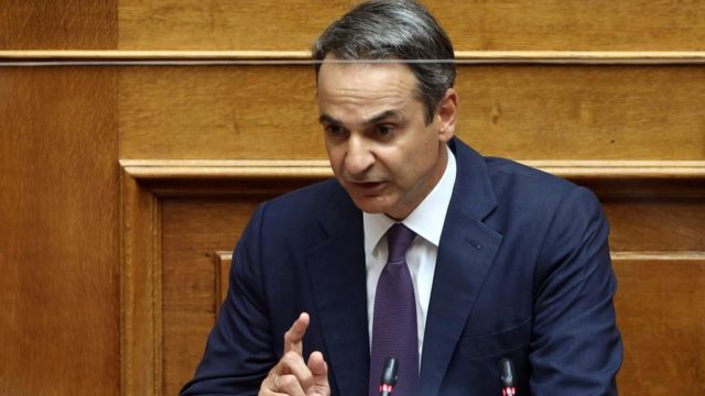 Yunanistan Başbakanı Kyriakos Miçotakis batıdaki kara sularını 12 deniz miline çıkaracaklarını söyledi.