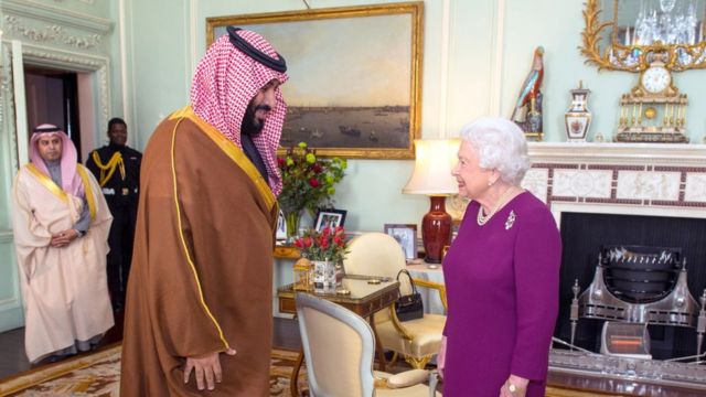 ولي العهد السعودي الأمير محمد بن سلمان والملكة إليزابيث الثانية في قصر باكنغهام بلندن في مارس/ آذار 2018