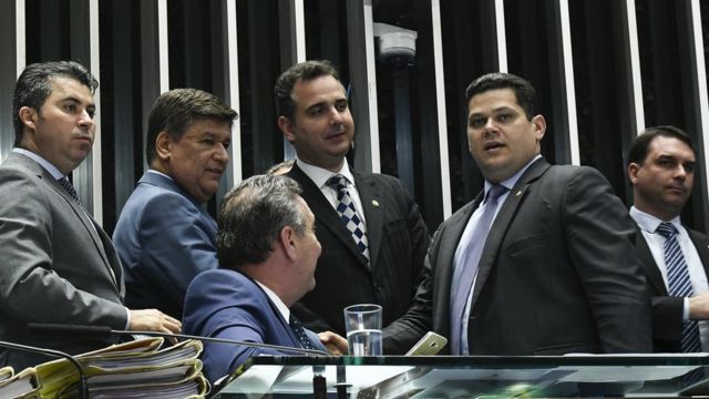 Foto com os senadores Marcos Rogério (DEM-RO); Carlos Viana (PSD-MG); Lucas Barreto (PSD-AP); Rodrigo Pacheco (DEM-MG); Davi Alcolumbre (DEM-AP); Flávio Bolsonaro (PSL-RJ).