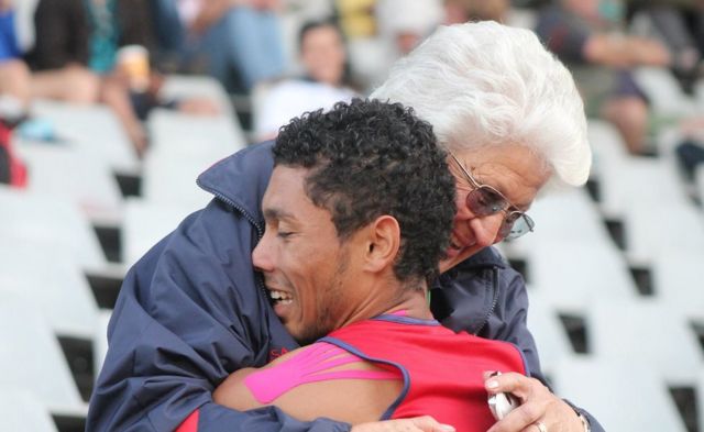Ans Botha abraza a Wayde van Niekerk, atleta a quien entrena.