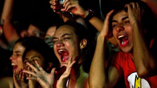 Brasileiros assistem a show de grupo K-pop