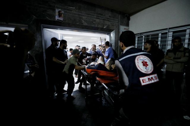 Una persona herida recibe asistencia tras el ataque aéreo en el hospital al Ahli.