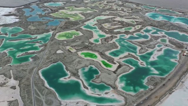 دریاچه زمرد چین، در استان چینگ‌های، منطقه معدنی متروکی است که نمک و دیگر مواد معدنی در حوضچه‌هایی عظیم رها شده‌اند و رنگ سبز به خود گرفته‌اند