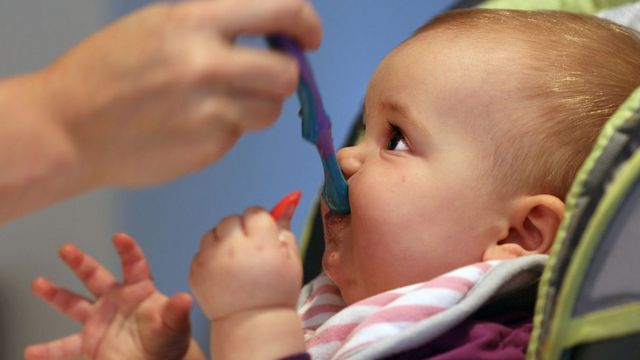 Бебе које једу чврсту храну боље спавају - BBC News на српском
