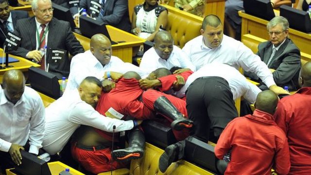 Jeudi, les députés du parti radical Les Combattants de la Liberté Economique (EFF en anglais) ont été expulsés du Parlement après une bagarre avec les forces de sécurité.