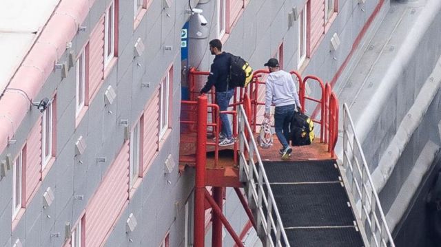 Los primeros hombres embarcando en el Bibby Stockholm