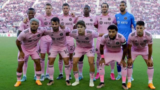 Duas Equipes De Futebol Profissional Saindo Do Campo Após O Jogo