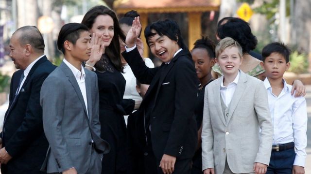 حضرت أنجلينيا جولي وأطفالها الستة (أربعة منهم معها في الصورة) العرض الأول للفيلم يوم السبت