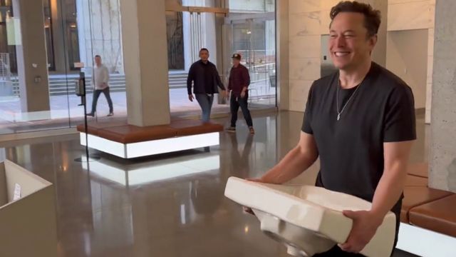 Elon Musk carregando uma pia no lobby de prédio