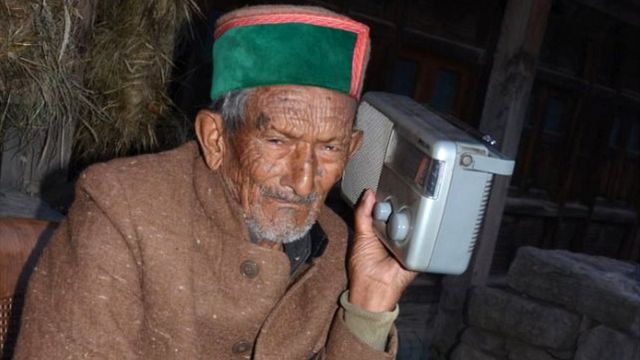 श्याम सरन नेगी: नहीं रहे आज़ादी के बाद हर चुनाव में वोट डालने वाले शख़्स -  BBC News हिंदी