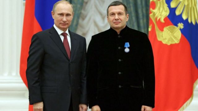 فلاديمير سولوفيوف (يمين) مع بوتين