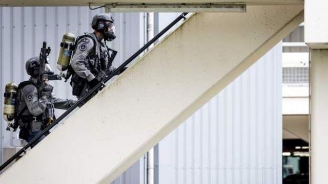 Policiais de unidades especiais da polícia local em hospital que foi atacado em Roterdã