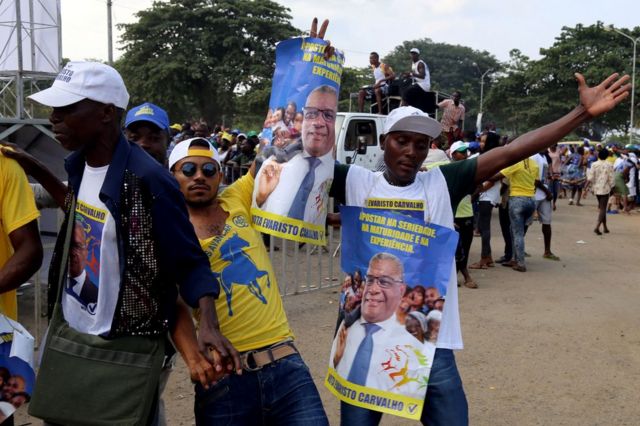 Les soutiens d'Evaristo Carvalho arborant des T-shirts à son effigie à Sao Tome, 18 July