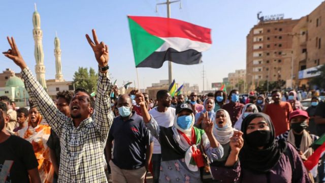 من الاحتجاجات على اتفاق سياسي أبرم بين رئيس مجلس السيادة الانتقالي عبد الفتاح البرهان ورئيس وزراء السودان عبد الله حمدوك في الخرطوم، السودان في 6 ديسمبر 2021.