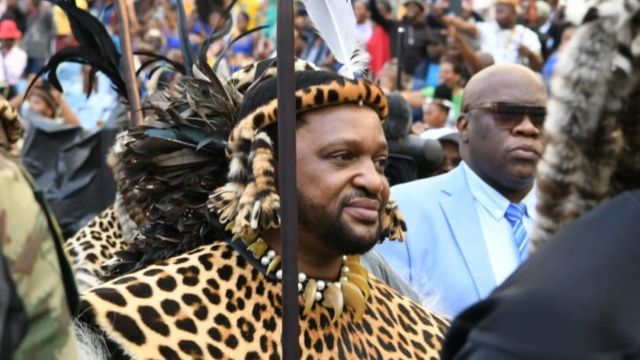 В ЮАР прошла коронация короля зулусов - первая за полвека - BBC News ...