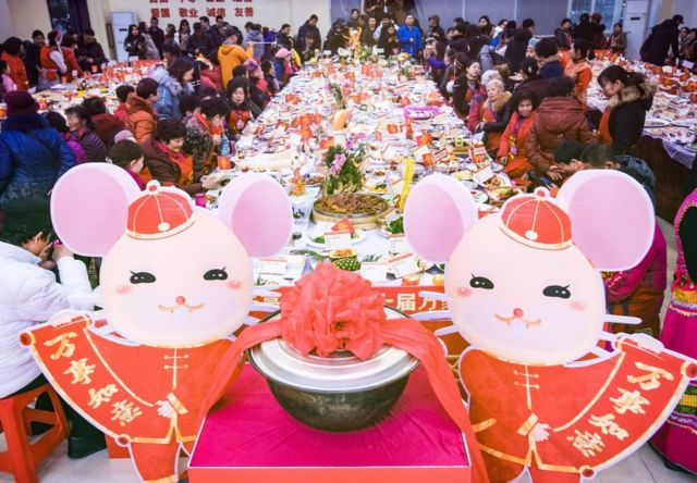 新华社说，在活动中心主会场和9个分会场，共有4万多个家庭当天一起吃团圆饭。