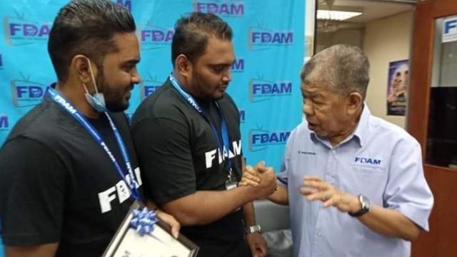 மலேசிய திரைப்பட இயக்குநர்கள் சங்கத் தலைவருடன் விக்னேஷ் பிரபு, தனேஷ் பிரபு.