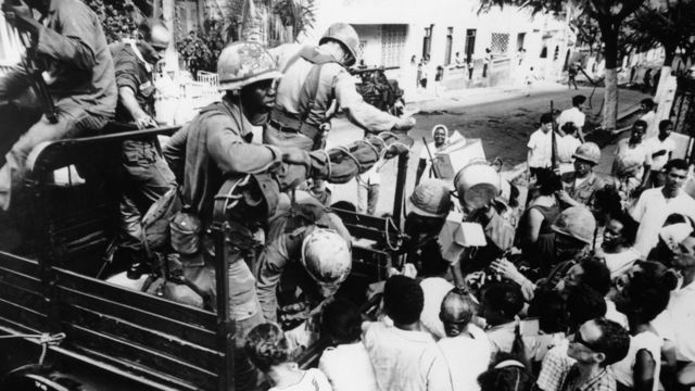 Ante el temor de una posible expansión del comunismo en el Caribe, Estados Unidos intervino militarmente en República Dominicana en 1965.