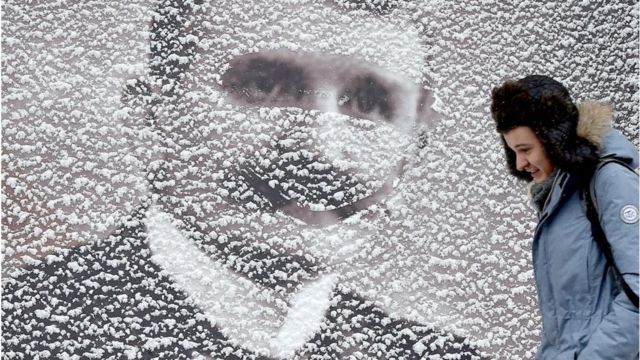 Перехожий проходить повз фотогалерею з видатними історичними постатями України в Києві 18 січня 2018 року.