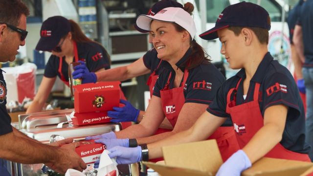 Волонтери готують і роздають їжу пожежникам в австралійському містечку Вінгело