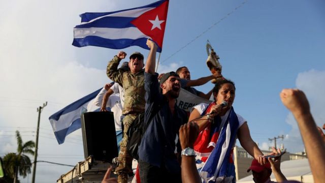 Manifestantes em Little Havana, em Miami