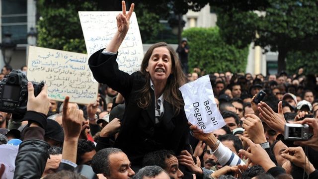 Manifestantes protestan en contra de Ben Alí en las calles de Túnez en 2011