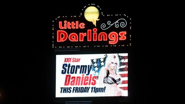 Une affiche avec Stormy Daniels
