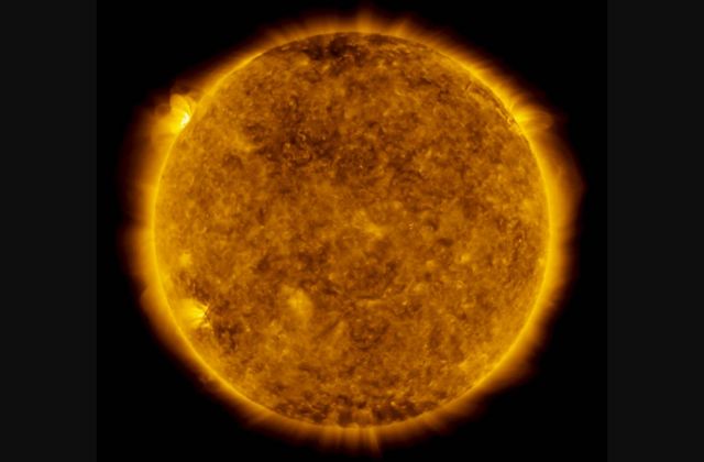 ภาพจากดาวเทียมสังเกตการณ์สุริยพลวัต (SDO) เมื่อวันที่ 29 พ.ค. 2020 มีแสงสว่างเป็นวงโค้งเหนือจุดมืดตรงขอบฟ้าด้านซ้ายของดวงอาทิตย์