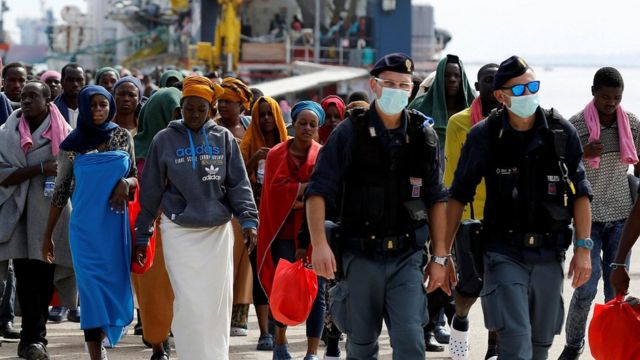 Мигранты прибыли в Италию