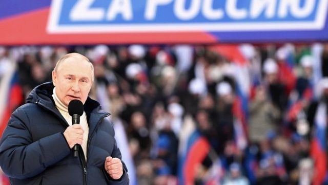 Vladimir Putin falando em estádio no dia 18 de março de 2022