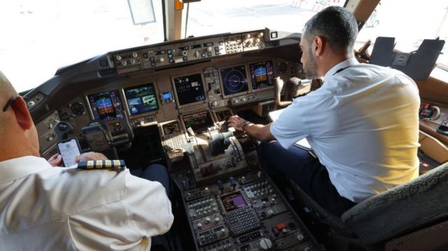 விமானத்தில் பாம்பு