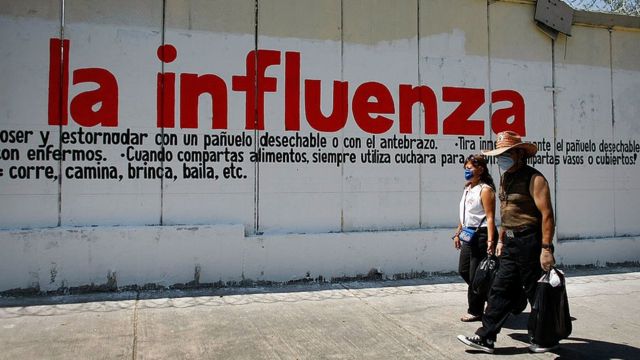 Las pandemias que pusieron al mundo en alerta Gente con mascarillas en México.
