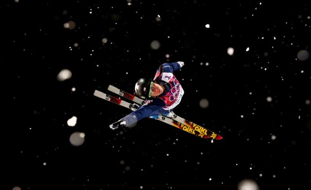 اللاعبة الأمريكية إيميلي كوك خلال نهائيات التزلج الحر سيدات خلال أولمبياد سوتشي الشتوية عام 2014.