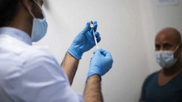 पाकिस्तान अभी तक वैक्सीन की ख़रीददारी का समझौता क्यों नहीं कर पाया?