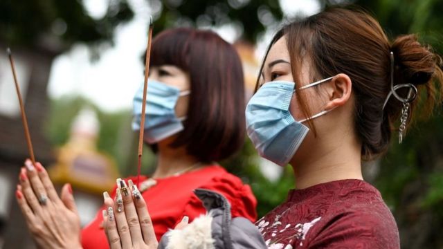 Người dân đi lễ chùa ngày mồng Một Tết Tân Sửu
