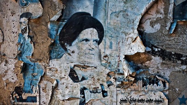 ملصق يظهر المرجع الشيعي الراحل محمد صادق الصدر والد مقتدى الصدر على أحد جدران مدينة الصدر عام 2008