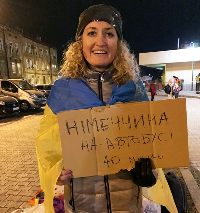 Украинка Ольга, живущая в Германии, с плакатом
